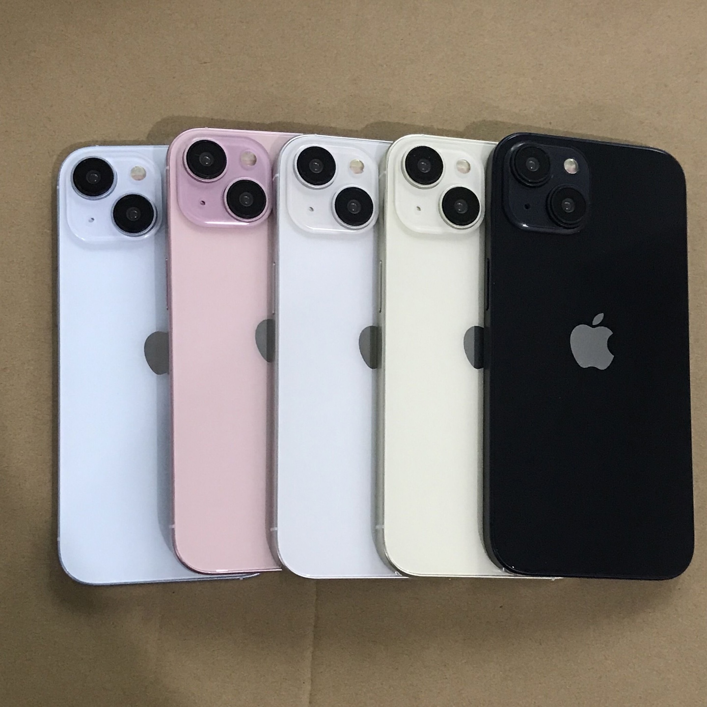 網(wǎng)友分享蘋果 iPhone 15/Pro 系列機(jī)模照片，展示多款配色